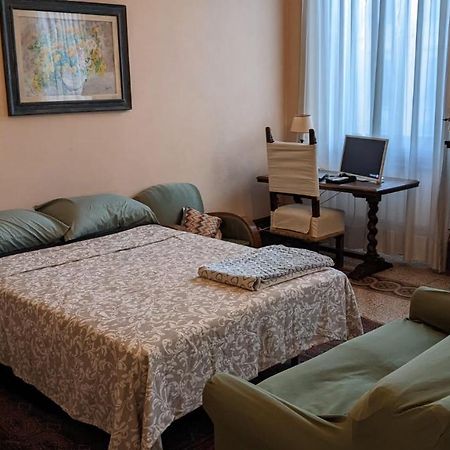 Double Bedroom In Beautiful 30'S Style Apartment Florens Exteriör bild