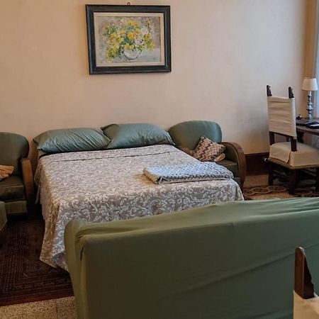 Double Bedroom In Beautiful 30'S Style Apartment Florens Exteriör bild