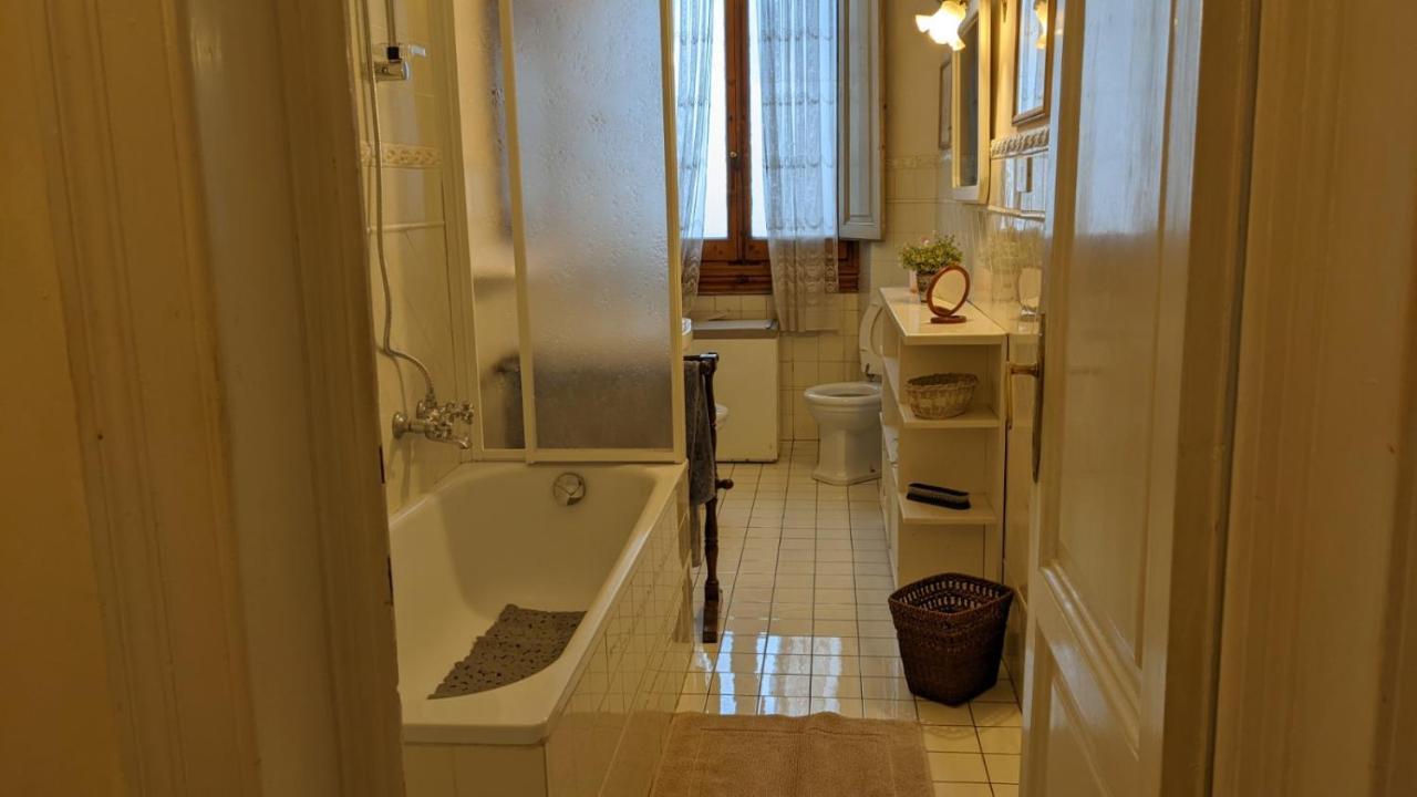 Double Bedroom In Beautiful 30'S Style Apartment Florens Exteriör bild