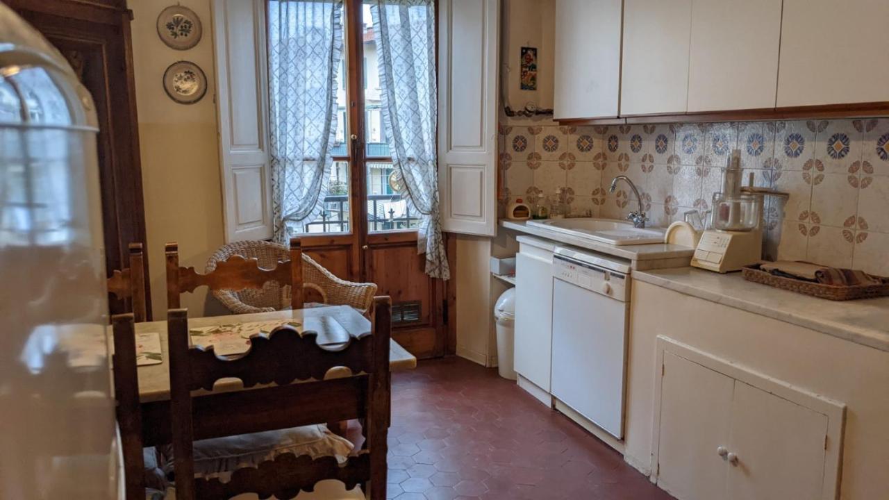 Double Bedroom In Beautiful 30'S Style Apartment Florens Exteriör bild