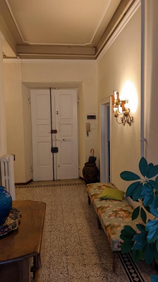 Double Bedroom In Beautiful 30'S Style Apartment Florens Exteriör bild